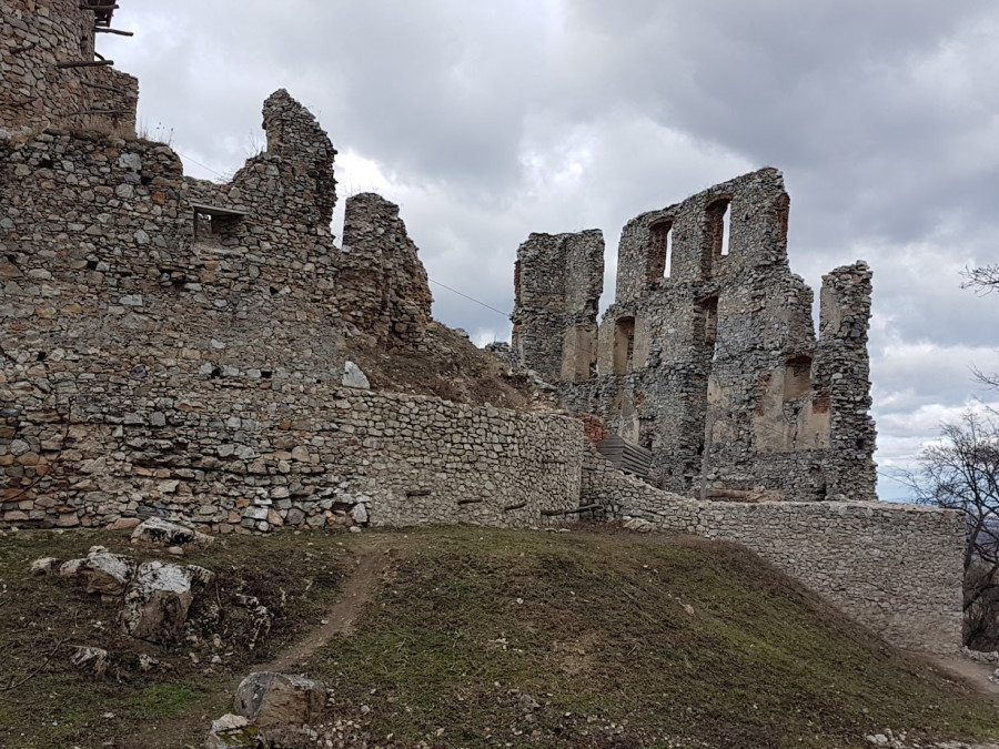 oponicky_hrad_front Skoro zimn&aacute; vych&aacute;dzka na Oponick&yacute; hrad