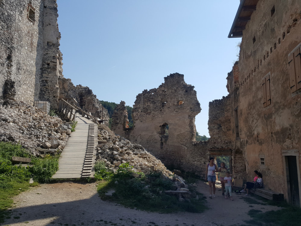 uhrovecky_hrad_01 Septembrov&aacute; vych&aacute;dzka na Uhroveck&yacute; hrad