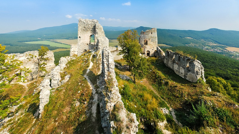 Gymes_front Hrad Gýmeš, Jelenec, túra. Hrady a zámky na Slovensku.