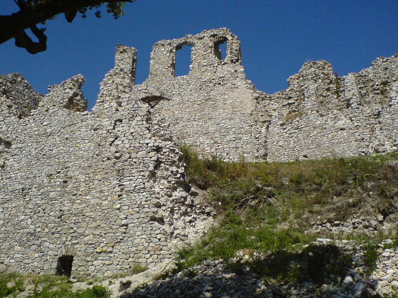 hrad_hrusov1 Hrad Hrušov, zrúcanina gotického hradu. Mapa hradu. Trasa.