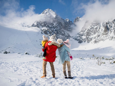 Rodina s deťmi v Tatr&aacute;ch